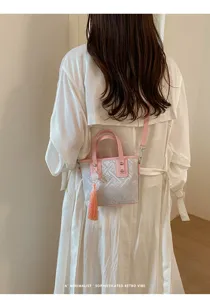 Detailansicht einer modischen Damen Handtasche im chinesischen Stil mit pinkem Leder und Muster.