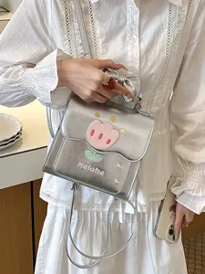Mini sac à dos argenté effet métallique avec broderie tulipe, joli nœud et bandoulière chic.