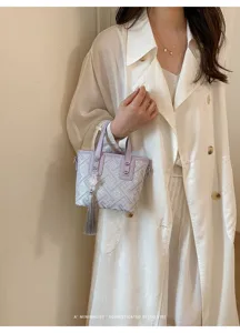 Schicke Mini-Handtasche mit geometrischem Muster und Quaste für den eleganten Alltag.