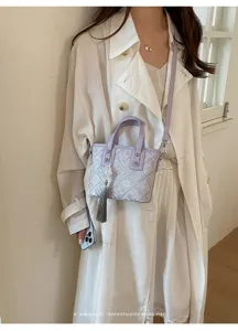 Nahaufnahme der neuen chinesischen Lavendel Handtasche mit eleganter Quaste und Muster.