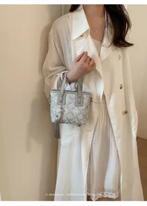 Schicke Tasche im neochinesischen Stil mit geometrischem Muster, Henkel und Quaste für den Alltag.