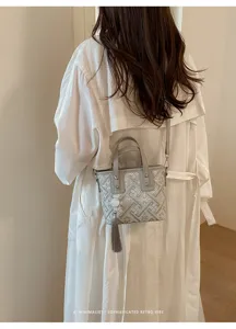 Bestickte Handtasche Detailansicht im chinesischen Stil mit elegantem Quaste und Retro-Look.