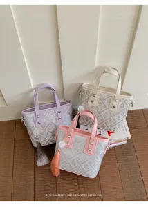 Details der neuen chinesischen Stil Damenhandtasche mit geometrischem Muster und Quaste.