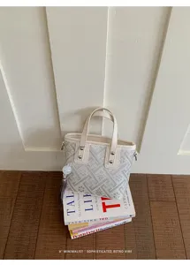 Nahaufnahme des schicken Retro-Handtasche im chinesischen Stil mit geometrischem Brokat.