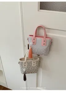 Chicke retro Handtasche im neuen chinesischen Stil mit elegantem Quastenanhänger Detail.
