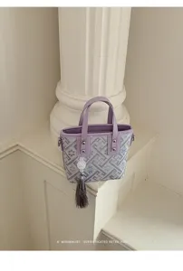 Schicke minimalistische Retro Handtasche mit elegantem Quastenanhänger und Jacquardmuster.