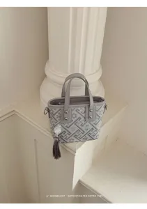 Neuartige chinesische graue Handtasche mit geometrischem Muster Quastenanhänger Umhängetasche.