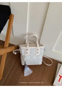 Neuartige chinesische Damen Retro Handtasche mit Quaste, minimalistische elegante Umhängetasche.