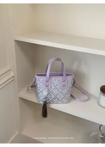Neuartige helllila Handtasche im chinesischen Stil mit Quastenanhänger und geometrischem Muster.