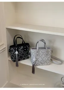 Neues chinesisches Retro Handtasche mit Quastenanhänger, schicke elegante Umhängetasche.