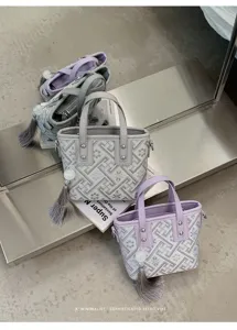 Nahaufnahme der modischen Retro-Handtasche im chinesischen Stil mit geometrischem Muster.