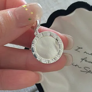 Minimalistischer 925 Sterlingsilber Weißer Muschel Anhänger Für Frauen Runder Römische Ziffern Kettenloser Schmuck Geschenk