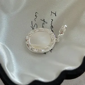 Equisite S925 Sterlingsilber Perlmutt römische Ziffern Anhänger Detailansicht elegant.