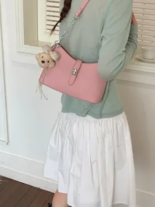 Elegante borsa a spalla rosa da donna con catena e grazioso ciondolo orsetto chic