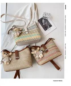 Geweven stro emmer schoudertas in boho stijl met schattige berenhanger en chic geometrisch patroon.