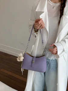 Borsa a spalla viola chic da donna, elegante borsa da sottoascella con catena e ciondolo.