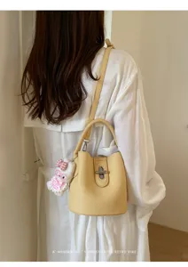 Sac seau jaune tendance pour femme, sac bandoulière en cuir grain litchi style printanier.