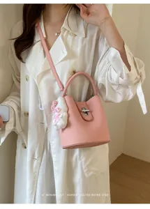 Sac seau minimaliste élégant avec charm en peluche, sac bandoulière en cuir PU rétro.