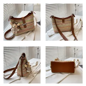 Boheemse geweven stro emmertas voor dames, stijlvolle crossbody handtas met schattige berenhanger.