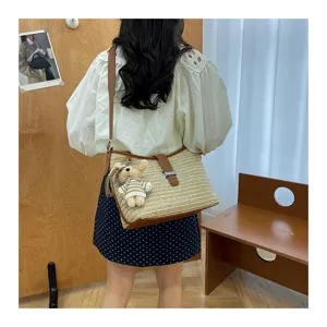 Gevlochten stro schoudertas voor dames boho strandtas met schattige berenhanger.