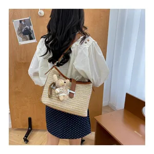 Boheemse geweven stro schoudertas voor dames, stijlvolle bucket bag met schattige berenhanger.