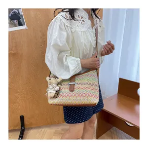 Bohemian stro schoudertas voor vrouwen, stijlvolle geweven tas met schattige berenhanger.