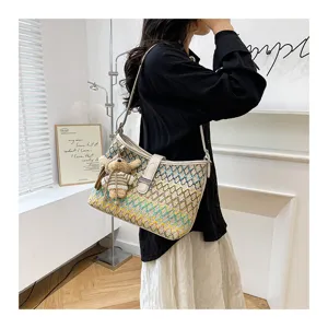 Boheemse geweven stro schoudertas voor dames, stijlvolle gekleurde strand crossbody emmertas.
