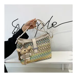 Boheemse geweven stro emmer tas voor dames, stijlvolle schoudertas crossbody met leuke berenhanger.