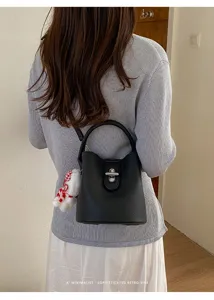 Sac seau en cuir noir grain litchi pour femme vintage sac à bandoulière minimaliste.