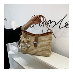 Bohemian stro emmer tas voor dames, stijlvolle gewoven schoudertas met leuke berenhanger.