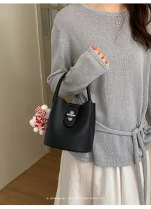 Vue détail d'un sac seau minimaliste élégant pour femme avec texture grainée chic.