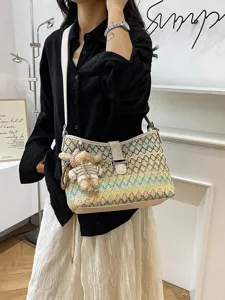 Boho geweven stro schouder crossbody tas voor dames, stijlvolle strand emmer handtas met berenhanger