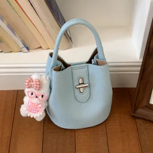 Femme Mode PU Cuir Sac Seau Petit Sac Bandoulière Avec Fermeture à Serrure Et Mignon Pendentif Lapin en Peluche