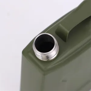 Vue détaillée de flasque bidon essence inox, gourde de poche métal verte militaire portable.