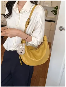 Elegante borsa hobo gialla da donna, borsa a mezzaluna in pelle PU con ciondolo in morbido peluche.