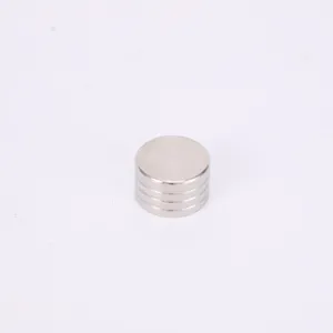 Detail tonneau en acier inoxydable, materiau durable, design compact, texture lisse.