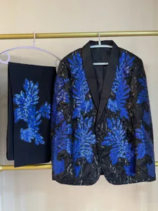 Detalle de traje de blazer elegante bordado con lentejuelas azules para hombres.