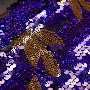 Pailletten Stoff Detailansicht mit violettem und goldenem Blattmuster fuer Buehnenkostuem.