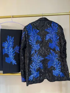 Traje negro de hombre con bordado de lentejuelas azules, elegante chaqueta y pantalones chic.
