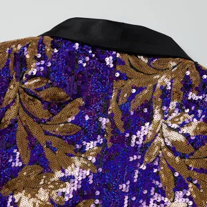 Nahaufnahme Detailansicht der Herren Pailletten Jacke mit goldenem Blätter Muster Revers.