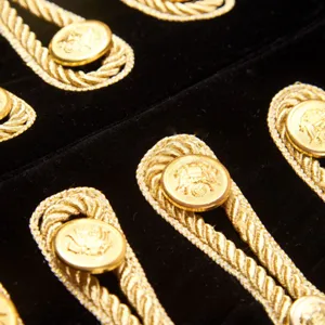 Détails exquise d'épaulettes tressées dorées sur velours noir, style cour européenne rétro.