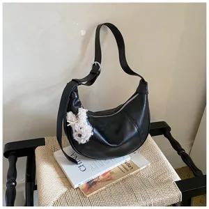 Borsa a spalla nera in pelle PU con ciondolo peluche, stile mezzaluna minimalista.