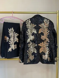 Traje negro de lujo para hombre con bordado de hojas de lentejuelas doradas para escena.