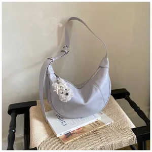 Vista dettagliata della borsa a spalla capiente con grazioso ciondolo a forma di cagnolino.