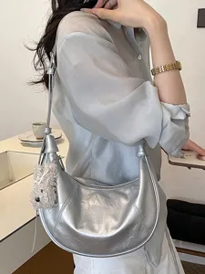 Borsa a tracolla hobo argentata alla moda per donna, borsa a mezzaluna casual con ciondolo peluche.