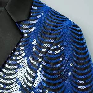 Nahaufnahme der Pailletten-Blazer-Details für Jungen, blaue Wellenpailletten, schwarzes Revers.