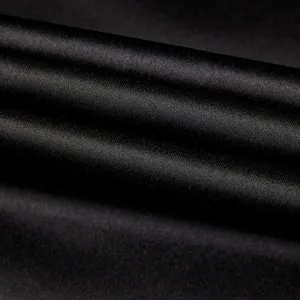 Nahaufnahme von glattem schwarzem Satinstoff, der eine luxuriöse glänzende Textur zeigt.