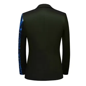 Rückseitenansicht eines stilvollen schwarzen Blazers mit auffälligen blauen Pailletten.