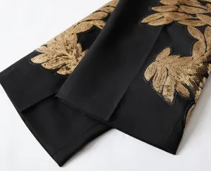Chaqueta de traje negra para hombre con detalles de lentejuelas doradas para espectáculos.