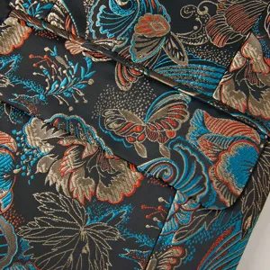 Detail du tissu de veste de costume jacquard retro homme avec motif floral et papillon.